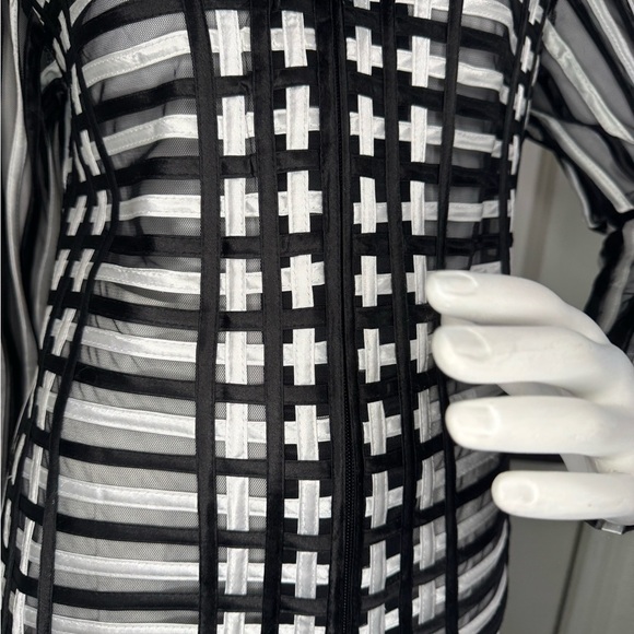 T&J Designs Black and White Graphic Tunic with Mandarin Collar - Picture 4 of 16